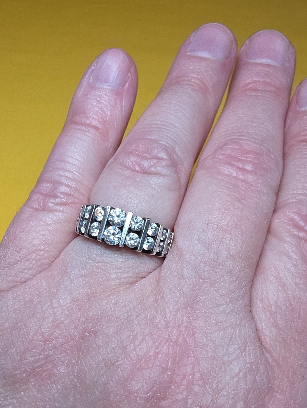 Vintage 925 Sterling Ring ▪︎ 18 Bar-Set Cubic Zirconia Stones - Lovely!